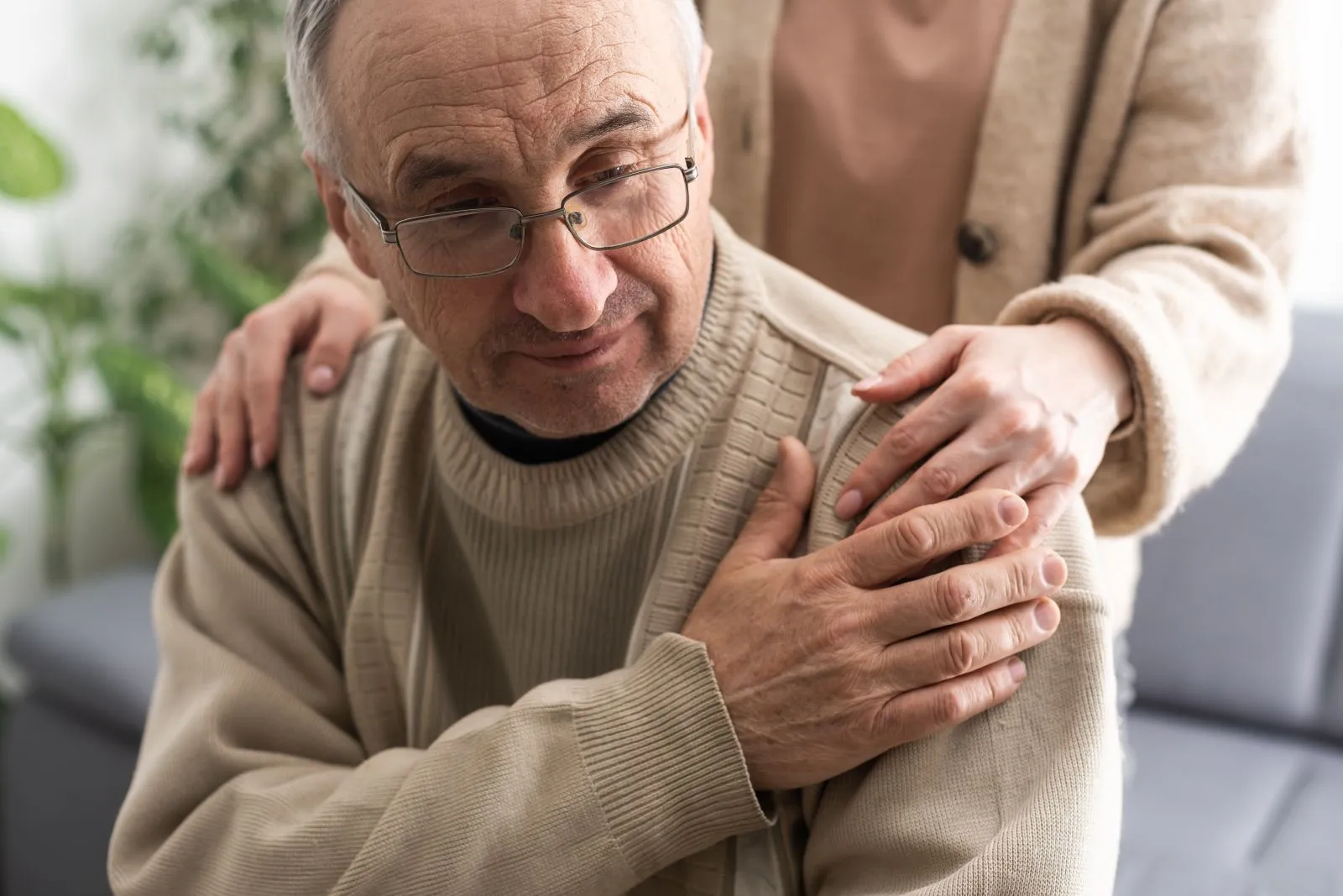Inclusão duas pessoas mãos dadas